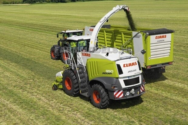 Claas Jaguar 860 op Brede banden + 1x Orbis 750 + PU 300 graspickup &amp; koel roosters geplaatst op hakselaar 1:32, Wiking