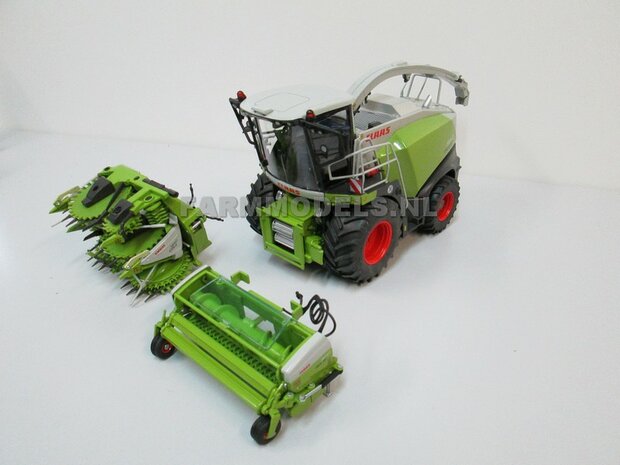 Claas Jaguar 860 op Brede banden + 1x Orbis 750 + PU 300 graspickup &amp; koel roosters geplaatst op hakselaar 1:32, Wiking