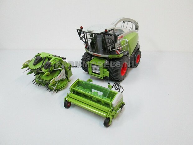 Claas Jaguar 860 op Brede banden + 1x Orbis 750 + PU 300 graspickup &amp; koel roosters geplaatst op hakselaar 1:32, Wiking