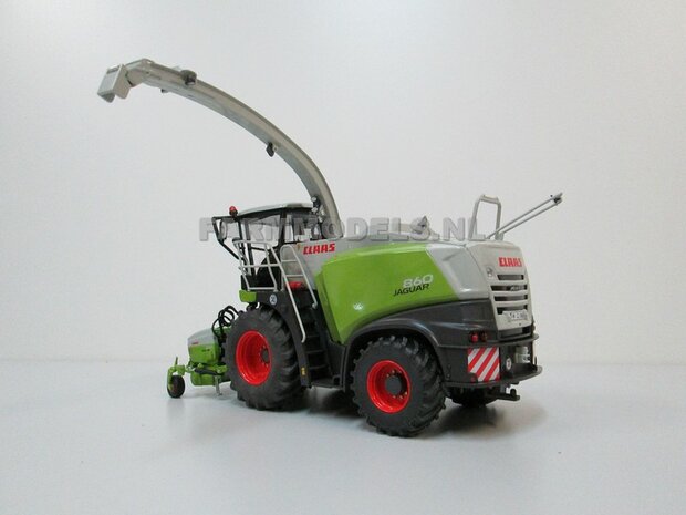 Claas Jaguar 860 op Brede banden + 1x Orbis 750 + PU 300 graspickup &amp; koel roosters geplaatst op hakselaar 1:32, Wiking