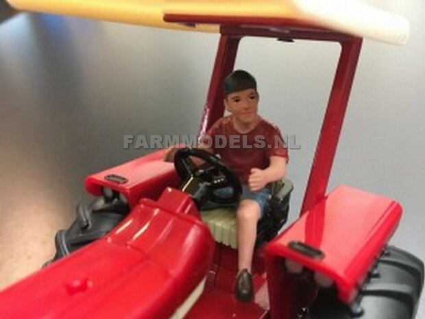 Jonge bestuurder / boerenzoon met petje / chauffeur (rood shirt/korte broek) Monteur / boer / loonwerker - Handgeschilderd model 1:32 ADF32141