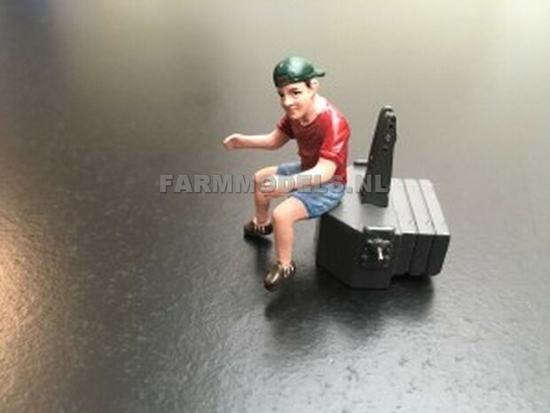 Jonge bestuurder / boerenzoon met petje / chauffeur (rood shirt/korte broek) Monteur / boer / loonwerker - Handgeschilderd model 1:32 ADF32141