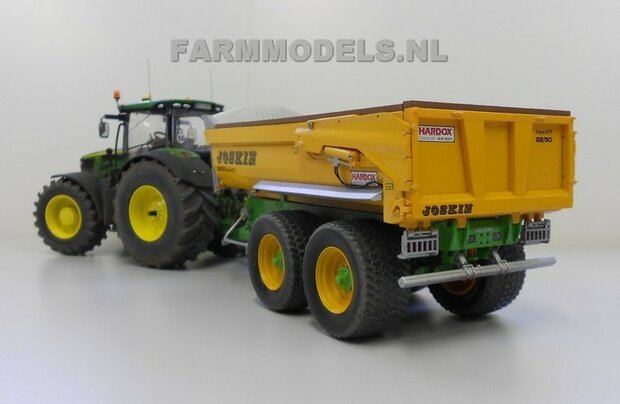 329. John Deere 6210R met brede banden en Joskin zandkipper 