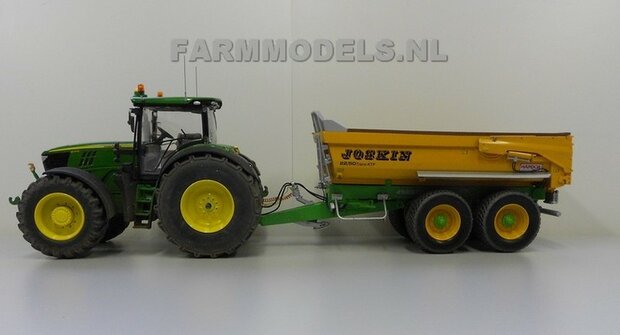 329. John Deere 6210R met brede banden en Joskin zandkipper 