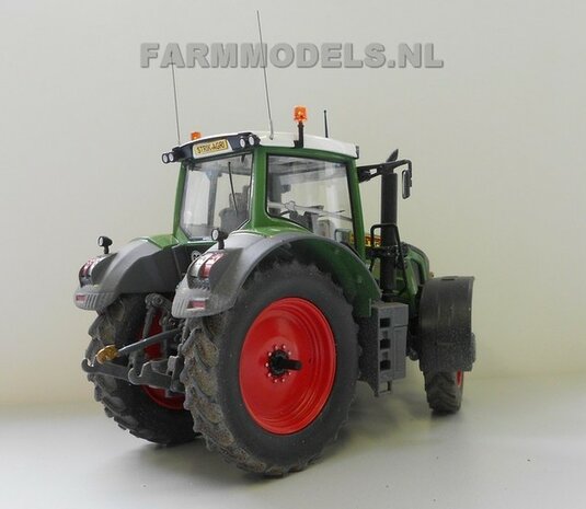 039. Fendt 828 rondom op smalle Ma&iuml;sset banden