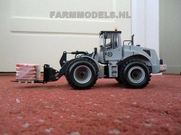 920. New Holland shovel, schaal 1:32, brede banden, snel wissel etc