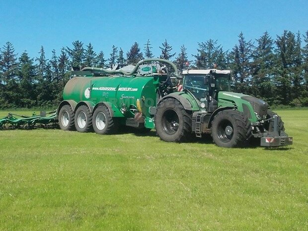 VOORBEELD FOTO&#039;S BLACK Rims STOFLOOK Fendt 939 Vario G2 (2014/Tier IV) Brede banden + spatborden + trekhaak - Antennes 1:32 Wiking Handmatig verbouwd / Manually rebuilt