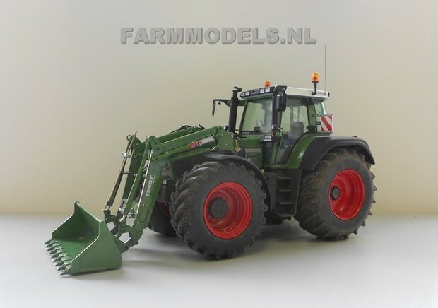 173. Fendt 822 / 824 met voorlader en brede banden