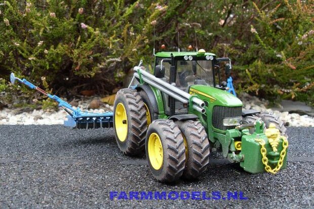 338. John Deere 6930 Wiking, dubbellucht op Ma&iuml;s zaai afstand