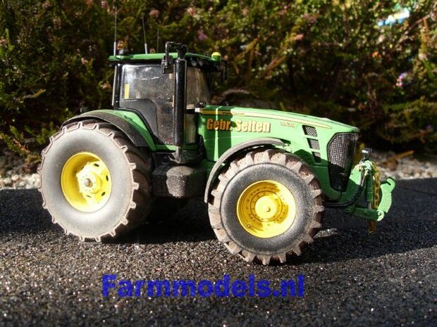 332. John Deere 8530 op brede banden met fronthef