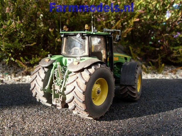 332. John Deere 8530 op brede banden met fronthef