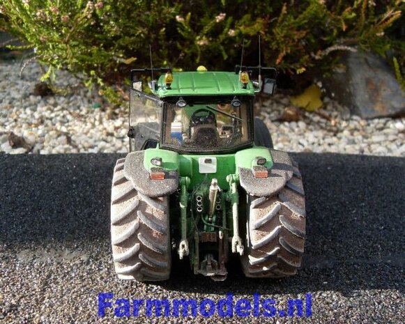 332. John Deere 8530 op brede banden met fronthef