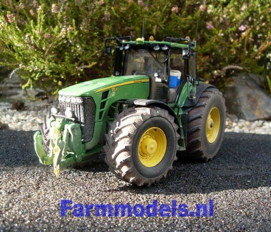 332. John Deere 8530 op brede banden met fronthef