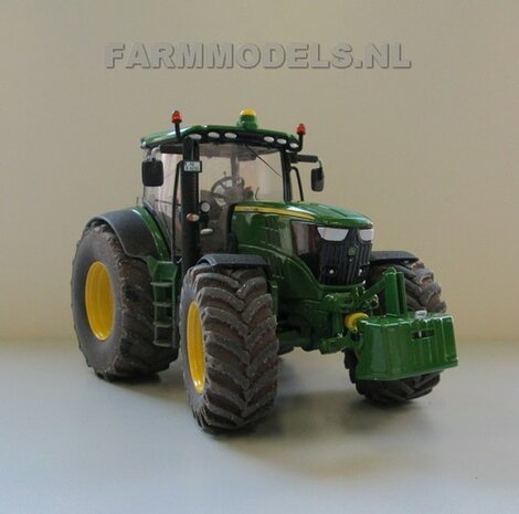 329. John Deere 6210R met brede banden spatbord verbreders achterop