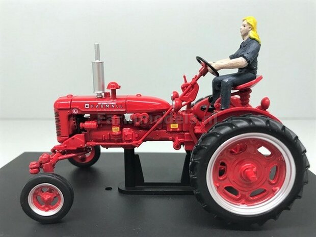 Farmall C Row Crop Neuswiel of 4 wieler- met vrouwelijke bestuurder 1:32   REP175 