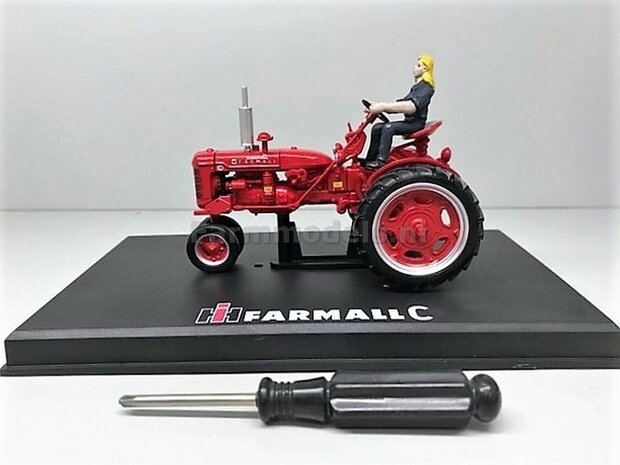 Farmall C Row Crop Neuswiel of 4 wieler- met vrouwelijke bestuurder 1:32   REP175 