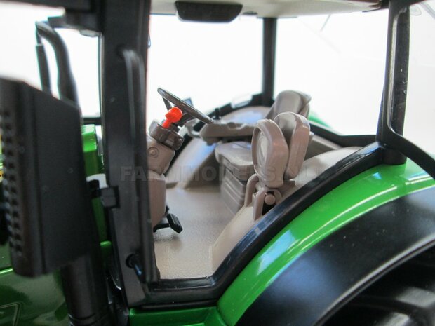 EXAMPLE PICTURE   John Deere 7310 Farmmodels editie, Brede banden + zwarte velgen + nieuwe spatborden + dust look 1:32   