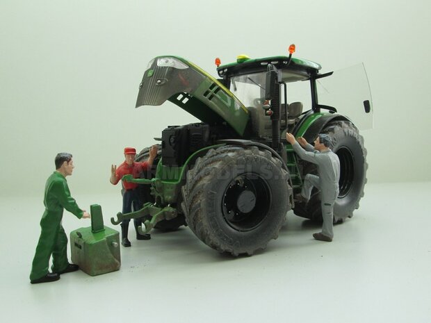 EXAMPLE PICTURE   John Deere 7310 Farmmodels editie, Brede banden + zwarte velgen + nieuwe spatborden + dust look 1:32   