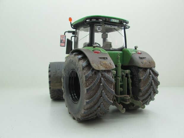 EXAMPLE PICTURE   John Deere 7310 Farmmodels editie, Brede banden + zwarte velgen + nieuwe spatborden + dust look 1:32   