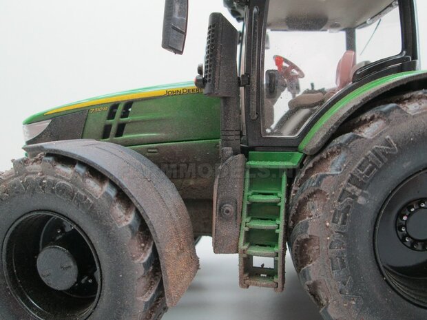 EXAMPLE PICTURE   John Deere 7310 Farmmodels editie, Brede banden + zwarte velgen + nieuwe spatborden + dust look 1:32   