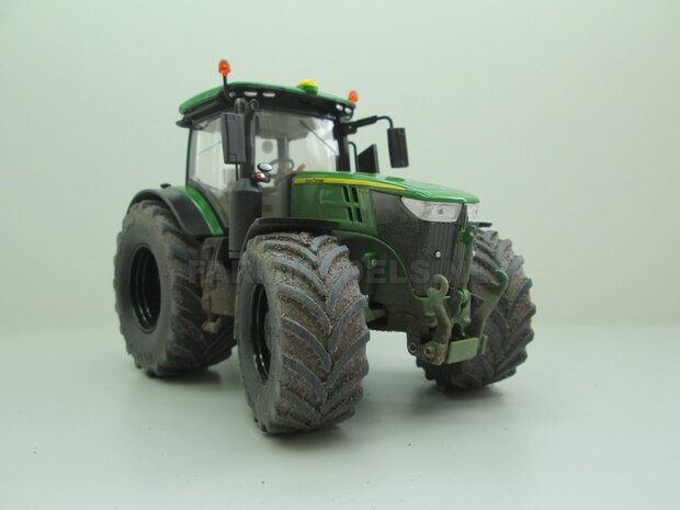 EXAMPLE PICTURE   John Deere 7310 Farmmodels editie, Brede banden + zwarte velgen + nieuwe spatborden + dust look 1:32   