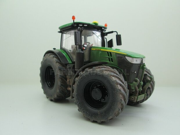 EXAMPLE PICTURE   John Deere 7310 Farmmodels editie, Brede banden + zwarte velgen + nieuwe spatborden + dust look 1:32   