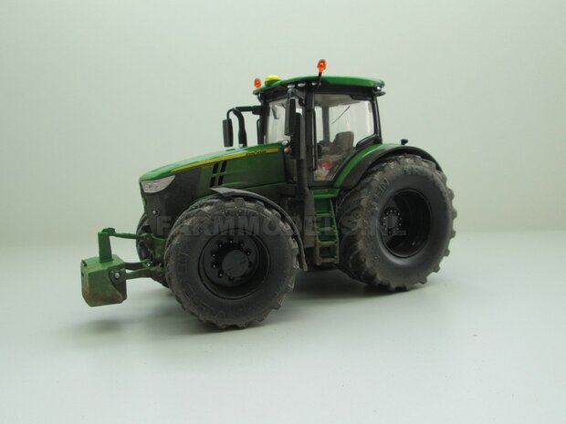 EXAMPLE PICTURE   John Deere 7310 Farmmodels editie, Brede banden + zwarte velgen + nieuwe spatborden + dust look 1:32   