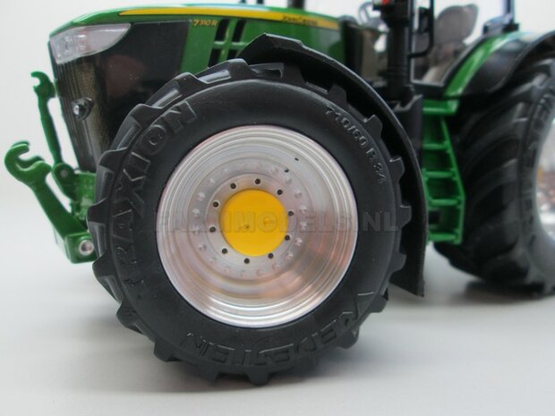 JD 7310 Aluminium vooras velgen + brede hoge &Oslash; 54.5 x 23.5 mm Vredestein Traxion banden John Deere Wiking, 1:32 