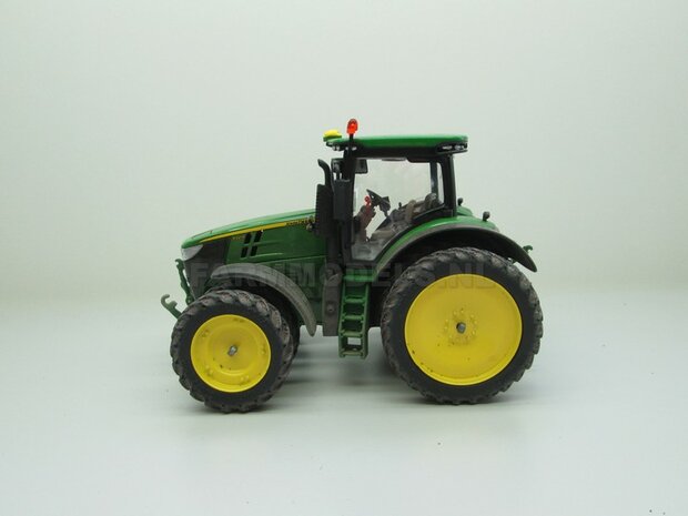 EXAMPLE PICTURE  John Deere 7310 op 8 Rijen Cultuurwielen - Rondom Demontabel dubbellucht Rijencultuur met dust look 1:32   