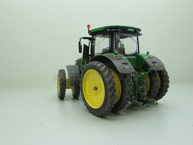 EXAMPLE PICTURE  John Deere 7310 op 8 Rijen Cultuurwielen - Rondom Demontabel dubbellucht Rijencultuur met dust look 1:32   