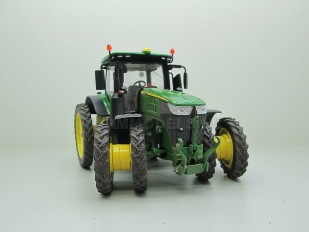 EXAMPLE PICTURE  John Deere 7310 op 8 Rijen Cultuurwielen - Rondom Demontabel dubbellucht Rijencultuur met dust look 1:32   