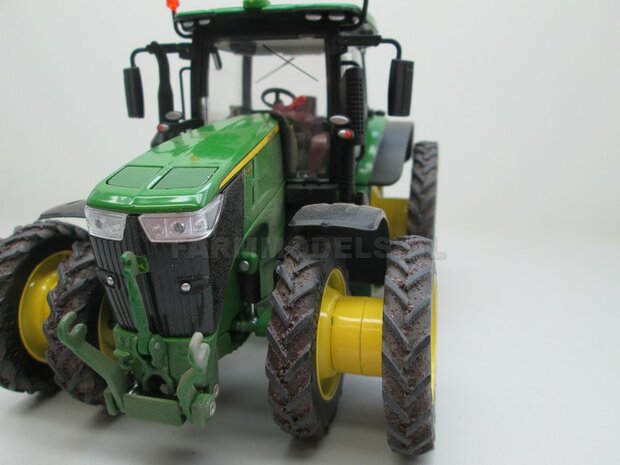 EXAMPLE PICTURE  John Deere 7310 op 8 Rijen Cultuurwielen - Rondom Demontabel dubbellucht Rijencultuur met dust look 1:32   