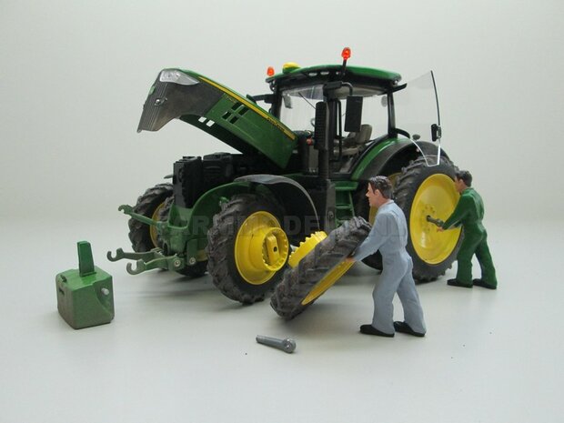 EXAMPLE PICTURE  John Deere 7310 op 8 Rijen Cultuurwielen - Rondom Demontabel dubbellucht Rijencultuur met dust look 1:32   