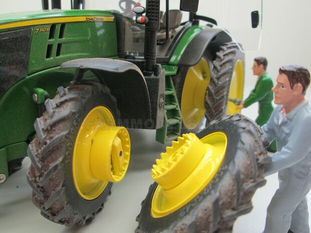 EXAMPLE PICTURE  John Deere 7310 op 8 Rijen Cultuurwielen - Rondom Demontabel dubbellucht Rijencultuur met dust look 1:32   