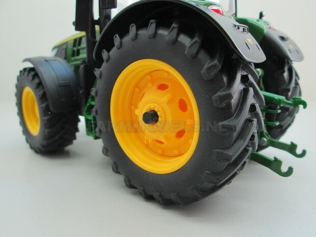 2x Wielkom t.b.v. John Deere 7310 Wiking, geleverd incl. steekas uiteinde, John Deere geel &Oslash; 33.5 mm, kunststof geel geprint 1:32    