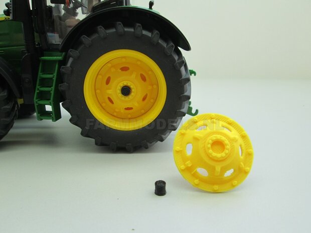 2x Wielkom t.b.v. John Deere 7310 Wiking, geleverd incl. steekas uiteinde, John Deere geel &Oslash; 33.5 mm, kunststof geel geprint 1:32    