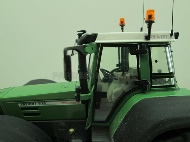 Fendt 926 Vario G1, Extra Brede banden + spatborden + trekhaak + Zwaailampen + Antennes- 1:32 WeiseToys Handmatig verbouwd / Manually rebuilt