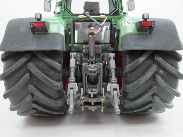 Fendt 926 Vario G1, Extra Brede banden + spatborden + trekhaak + Zwaailampen + Antennes- 1:32 WeiseToys Handmatig verbouwd / Manually rebuilt