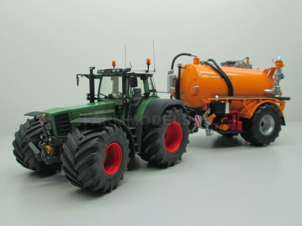 Fendt 926 Vario G1, Extra Brede banden + spatborden + trekhaak + Zwaailampen + Antennes- 1:32 WeiseToys Handmatig verbouwd / Manually rebuilt