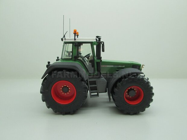 Fendt 926 Vario G1, Extra Brede banden + spatborden + trekhaak + Zwaailampen + Antennes- 1:32 WeiseToys Handmatig verbouwd / Manually rebuilt