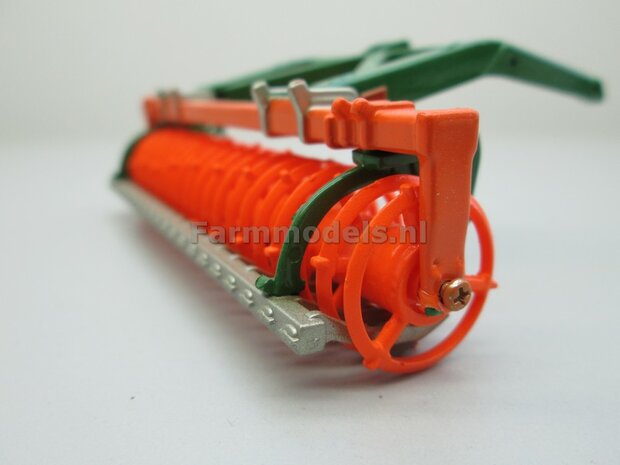 Gedetaileerde Verkruimelrol / Aandrukrol &quot;OPEN&quot; SCHIJVEN met montagebeugels Amazone Oranje Groen 1:32 9701
