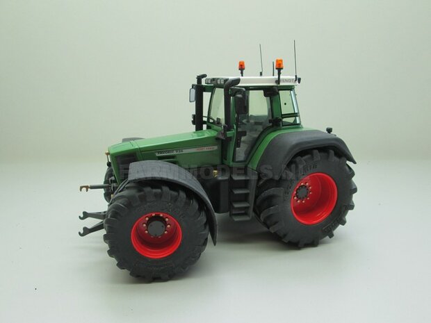 Fendt 926 Vario G1, Extra Brede banden + spatborden + trekhaak + Zwaailampen + Antennes- 1:32 WeiseToys Handmatig verbouwd / Manually rebuilt