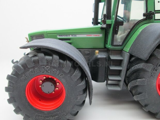 Fendt 926 Vario G1, Extra Brede banden + spatborden + trekhaak + Zwaailampen + Antennes- 1:32 WeiseToys Handmatig verbouwd / Manually rebuilt