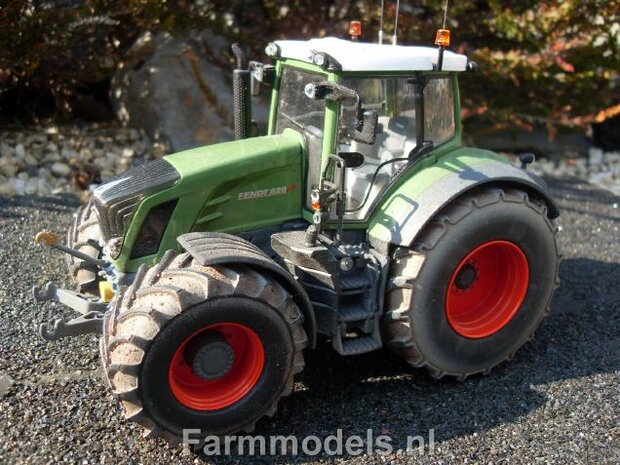 197.  Fendt 828 op brede banden met spatbordverbreders