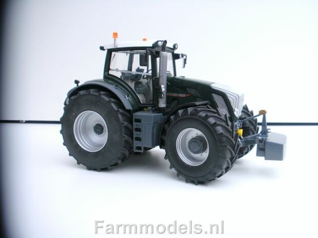 197.  Fendt 828 op brede banden met spatbordverbreders