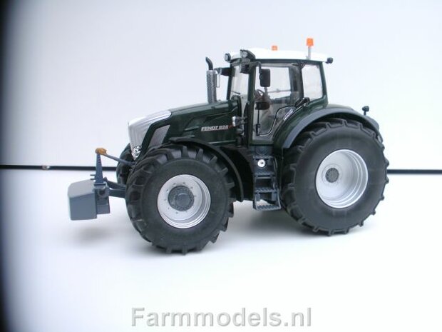 197.  Fendt 828 op brede banden met spatbordverbreders