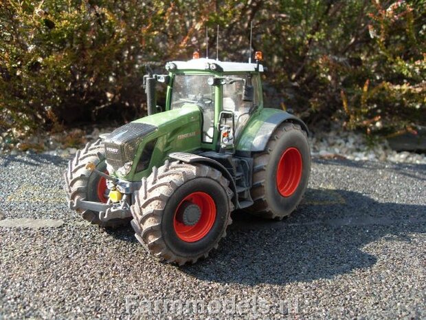 197.  Fendt 828 op brede banden met spatbordverbreders