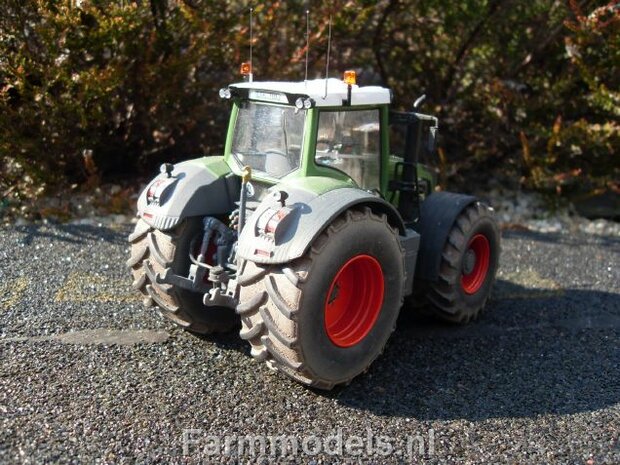 197.  Fendt 828 op brede banden met spatbordverbreders