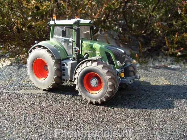 197.  Fendt 828 op brede banden met spatbordverbreders