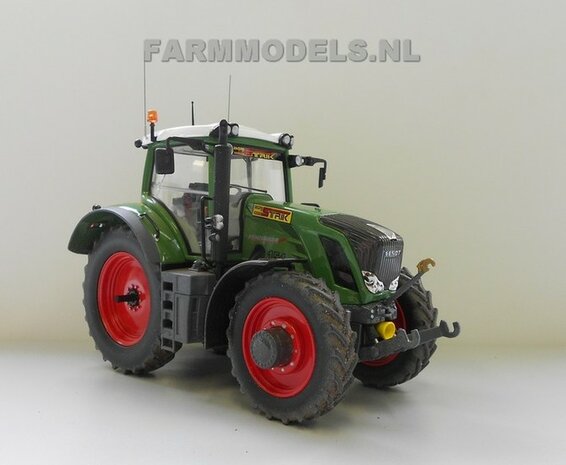 039. Fendt 828 rondom op smalle Ma&iuml;sset banden, met Amazone spuitcombinatie